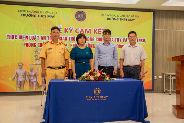 Hơn 1.600 học sinh Hà Nội ký cam kết thực hiện Luật TTATGT đường bộ 2024