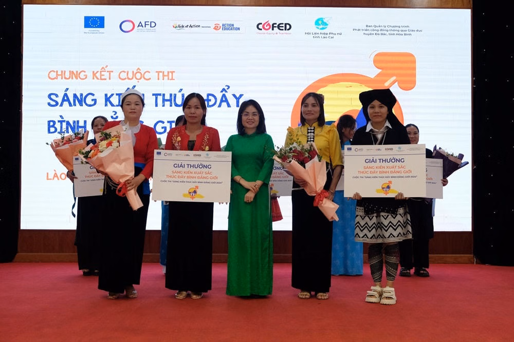 trao-giải-cho tỉnh- hoa binh